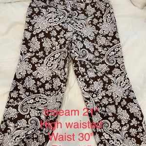 Nine & Co size 10 lightweight capri pants in floral Dk Brown & White
